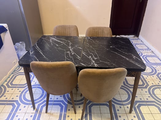 Table à manger en bois avec 5 chaises incluses