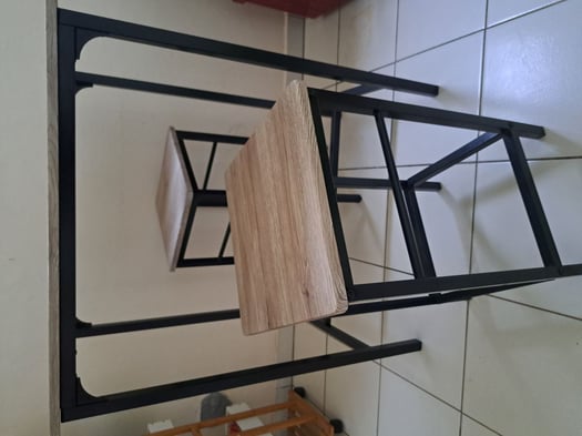 Table haute et tabourets pour un aménagement élégant