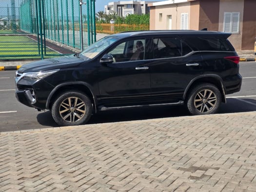 Toyota Fortuner V6, essence, noir, excellent état