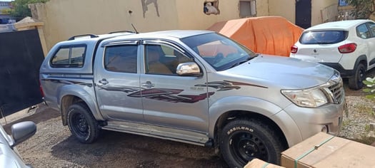 Toyota Hilux 2014, diesel, climatisé - Renault Kwid 2019, essence, économique