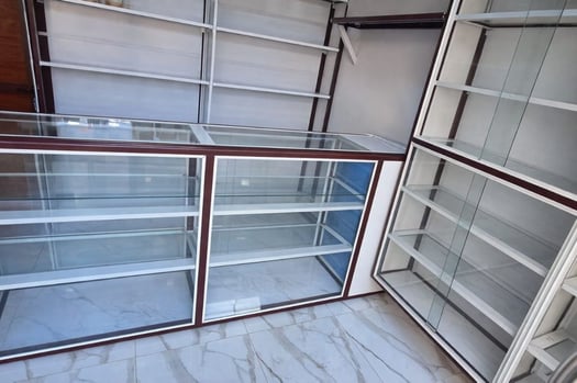 Vitrine en aluminium solide à petit prix avec étagères et casiers à vendre