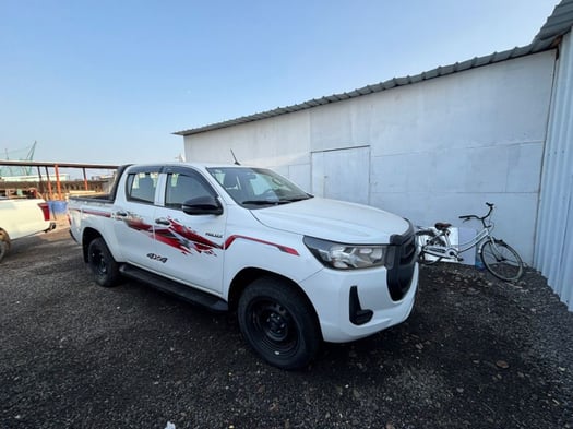 4 voitures à vendre -TOYOTA HILUX 2023 38.000 KM & HYUNDAI CRETA 2023 & HYUNDAI SANTÉ FE 2016 & Toyota Prado 2021