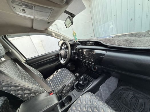 4 voitures à vendre -TOYOTA HILUX 2023 38.000 KM & HYUNDAI CRETA 2023 & HYUNDAI SANTÉ FE 2016 & Toyota Prado 2021