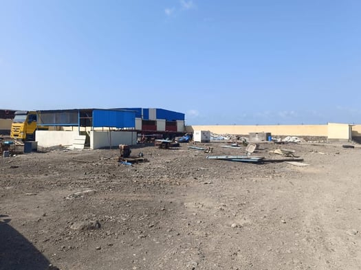 Terrain clôturé de 7 464 m² avec Hangar de 720 m² à PK13, proche de Proxy Gaz