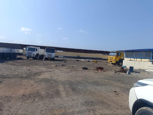 Terrain clôturé de 7 464 m² avec Hangar de 720 m² à PK13, proche de Proxy Gaz