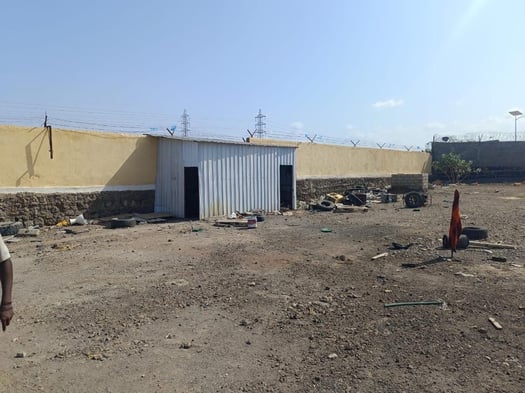 Terrain clôturé de 7 464 m² avec Hangar de 720 m² à PK13, proche de Proxy Gaz