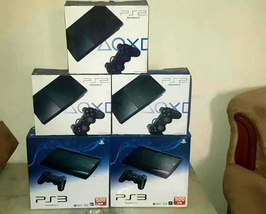 maintenant disponible: console PlayStation 2 3 4 à vendre nouveau avec jeux tout accessoires Et aussi Installation tout les jeux pour Playstation 4. 3 & 2