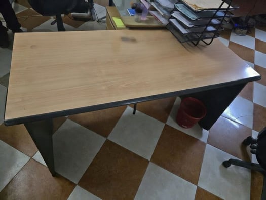 Bureau d\'angle en verre avec caisson de rangement intégré