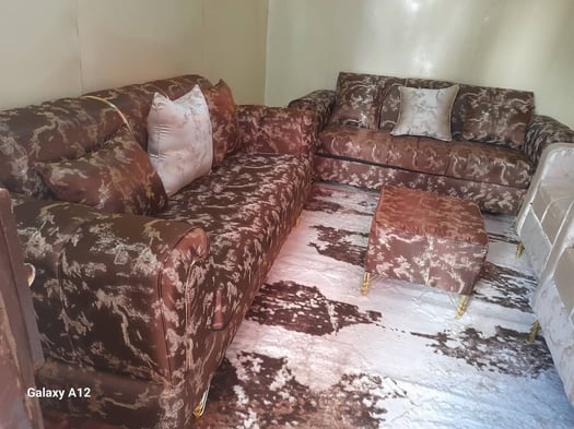 Salon neuf avec accessoires, prêt à être installé