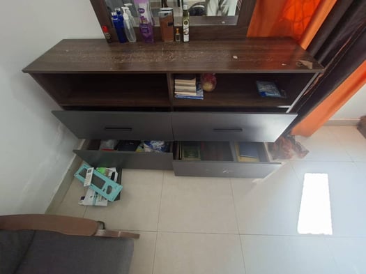 Ensemble chambre à coucher 3 pièces à prix bas+ Chaise a vendre