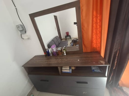 Ensemble chambre à coucher 3 pièces à prix bas+ Chaise a vendre