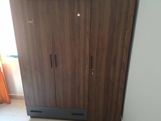 Ensemble chambre à coucher 3 pièces à prix bas+ Chaise a vendre