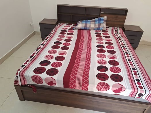 Ensemble chambre à coucher 3 pièces à prix bas+ Chaise a vendre