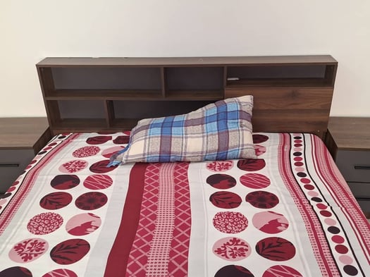 Ensemble chambre à coucher 3 pièces à prix bas+ Chaise a vendre