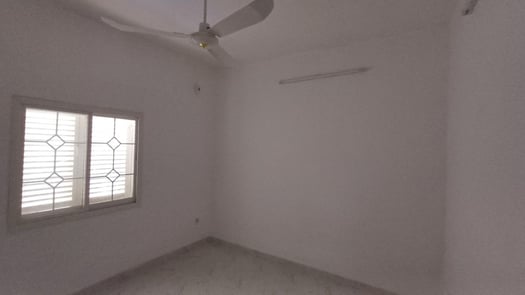 Local commercial 40 m² et appartement F3 à Gabode 2