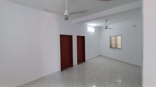 Local commercial 40 m² et appartement F3 à Gabode 2