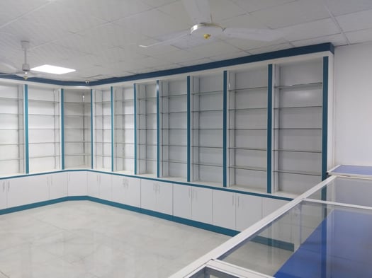 Local commercial spacieux avec bureau à louer à Nelson Mandela en face du Lycée Lumières