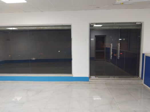 Local commercial spacieux avec bureau à louer à Nelson Mandela en face du Lycée Lumières