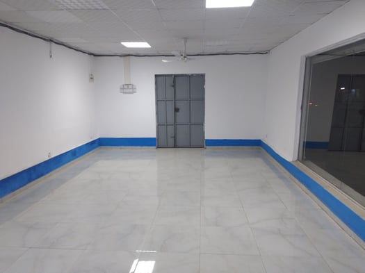 Local commercial spacieux avec bureau à louer à Nelson Mandela en face du Lycée Lumières