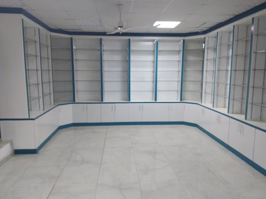 Local commercial spacieux avec bureau à louer à Nelson Mandela en face du Lycée Lumières