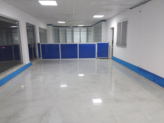 Local commercial spacieux avec bureau à louer à Nelson Mandela en face du Lycée Lumières