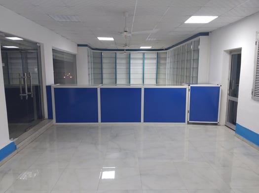 Local commercial spacieux avec bureau à louer à Nelson Mandela en face du Lycée Lumières