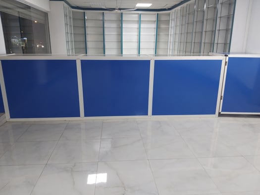 Local commercial spacieux avec bureau à louer à Nelson Mandela en face du Lycée Lumières