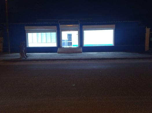 Local commercial spacieux avec bureau à louer à Nelson Mandela en face du Lycée Lumières