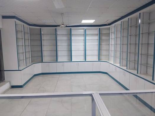 Local commercial spacieux avec bureau à louer à Nelson Mandela en face du Lycée Lumières