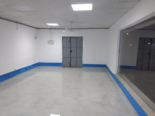 Local commercial spacieux avec bureau à louer à Nelson Mandela en face du Lycée Lumières