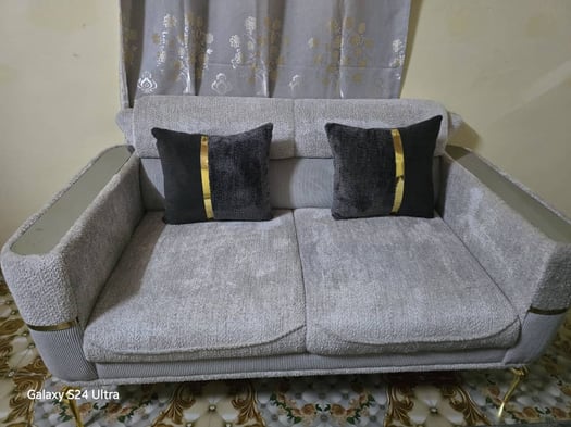 Salon moderne avec canapé, très peu utilisé