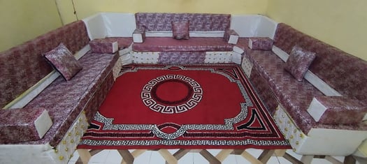 Salon Qaaci en U avec tapis, rideaux et table basse