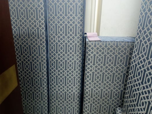 Canapé confortable en bon état, idéal pour salon ou appartement