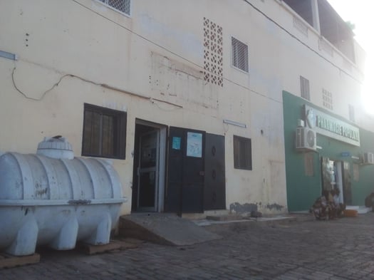 Espace commercial avec parking à louer à Hodan