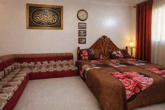 Lit double confortable en parfait état avec salon