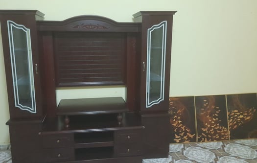 Living moderne avec cadres élégants assortis