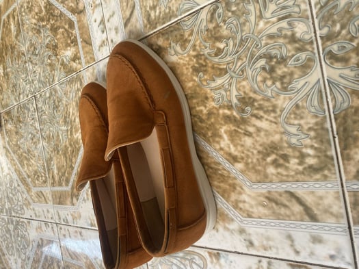 Mocassins orange moutarde, tailles 42 et 43, neufs avec ceinture assortie