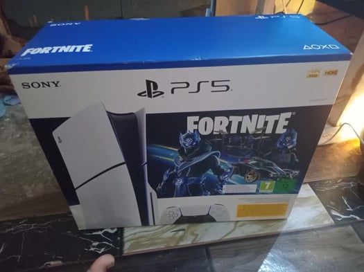 Play Station 5, neuf en boîte, jeu Fortnite offert!