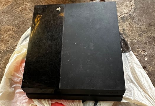 PS4 en excellent état avec 2 manettes - Prix négociable