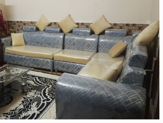 Salon qaaci L Comme neuf avec tapis et table basse