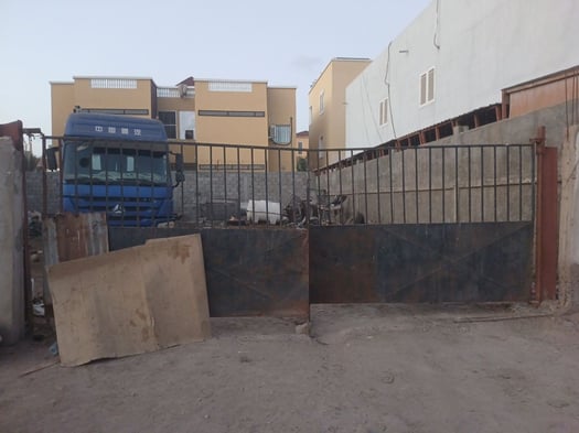 Terrain 400 m² avec clôture à Cité Saoudi, proche Riyade et port