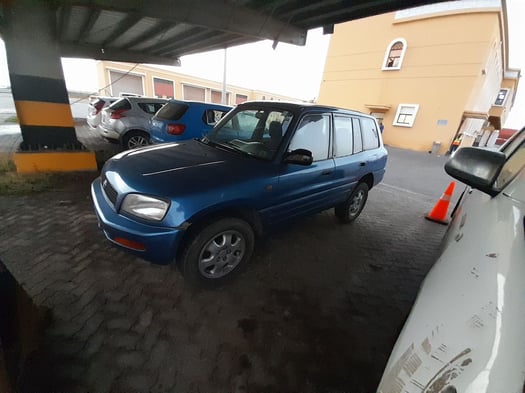 Toyota RAV4 essence, boîte manuelle, 4x4, robuste pour loisirs
