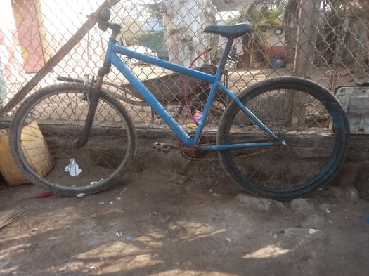 Vélo bleu en bon état - Prix négociable