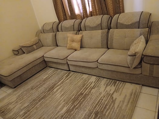 Salon de type L unique et en excellent état