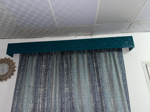 Salon neuf avec table TV et accessoires rideaux