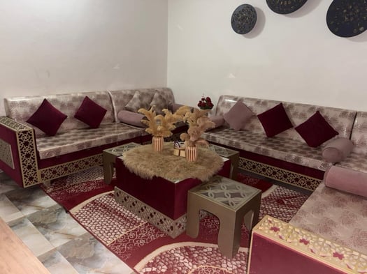 Salon neuf avec table TV et accessoires rideaux