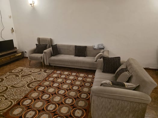 Ensemble meubles maison avec accessoires en bon état