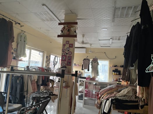 Boutique à vendre, bien située à Q1, avec clim offerte