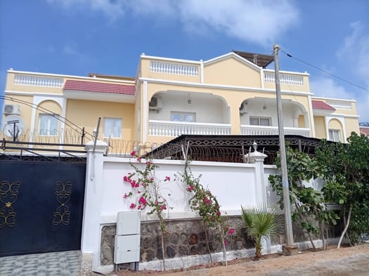 Villa duplex meublée 5 chambres, parking à Haramous