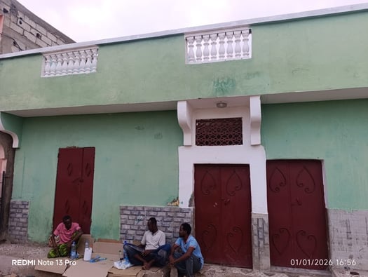 Maison F4 carrelée avec eau et électricité à louer - prix négociable